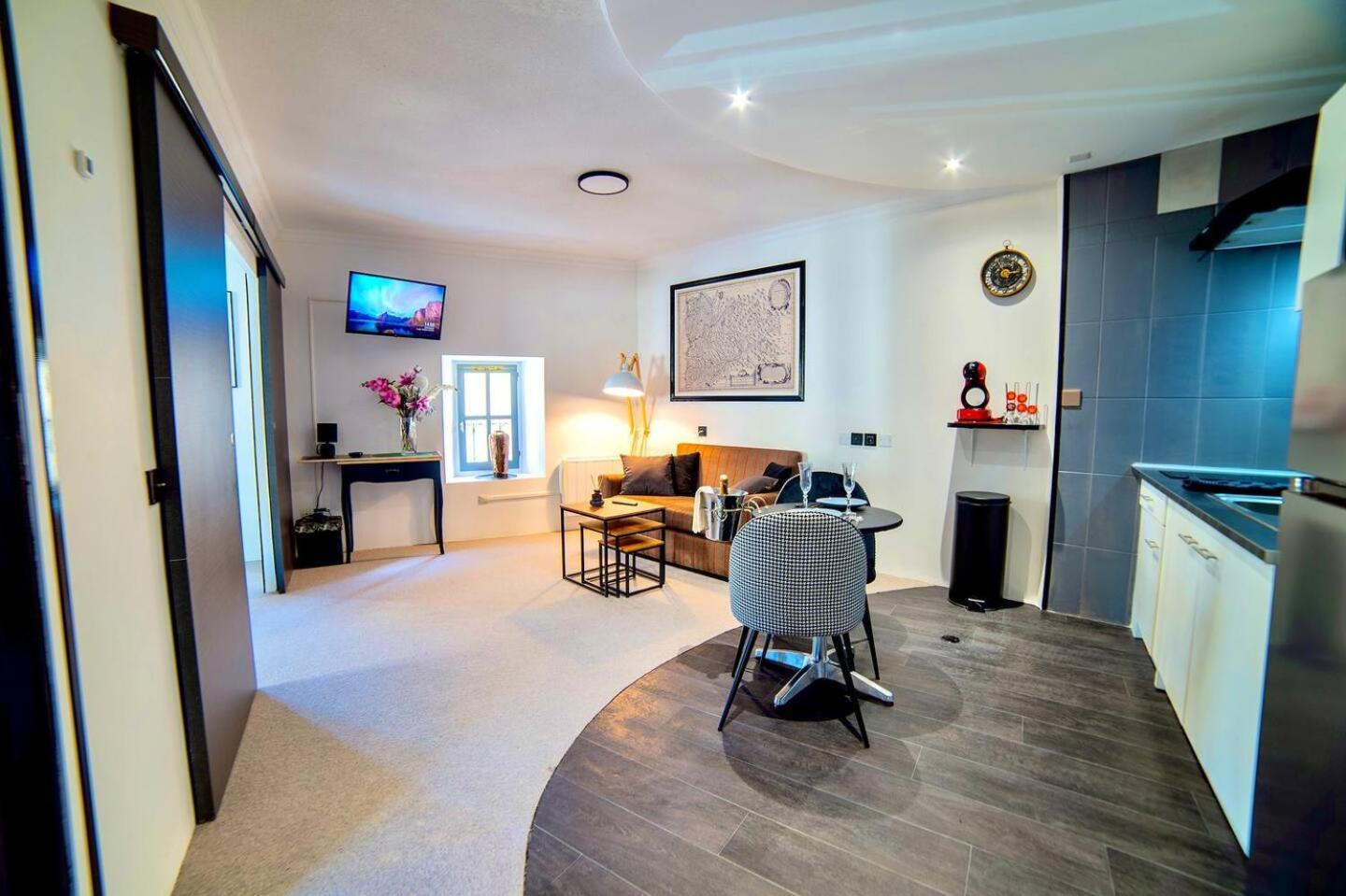 Appart'Hotel Chaleureux Au Coeur De Tullins - Le Roitelet Room photo